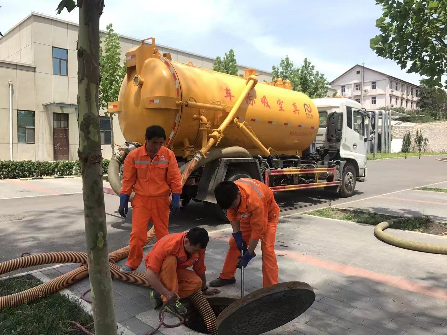 荔湾管道疏通车停在窨井附近